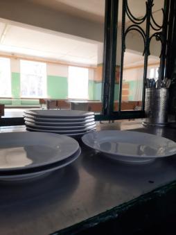 Во время весенних каникул, с 19 марта по 5 апреля на пищеблоке МОУ Школы –интерната оператор питания ИП Стрельников, заменили 11 окон, обновили посуду и оборудование.